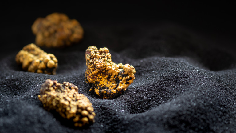Pure gold from the mine that was unearthed was placed on the black sand.