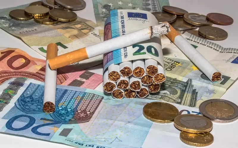 cigarettes-banknotes-1981035.jpg