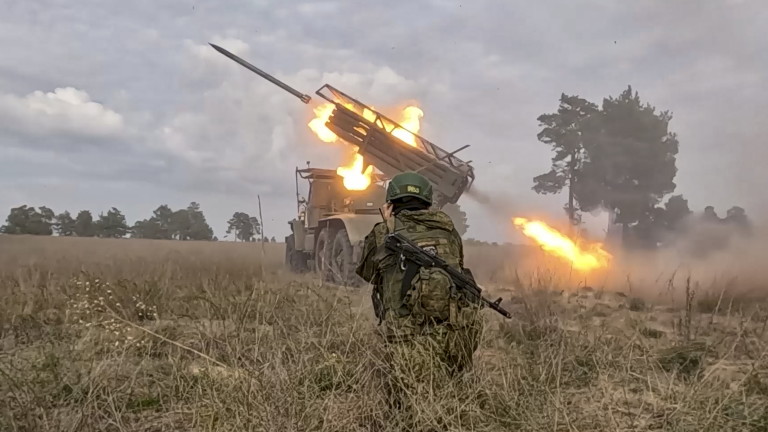 Russian troops fire towards Ukrainian positions